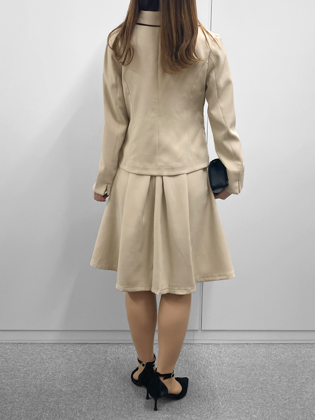 159cmスタッフAが着用するパイピングクラシカルワンピースセレモニースーツ(アイボリー)のバック画像