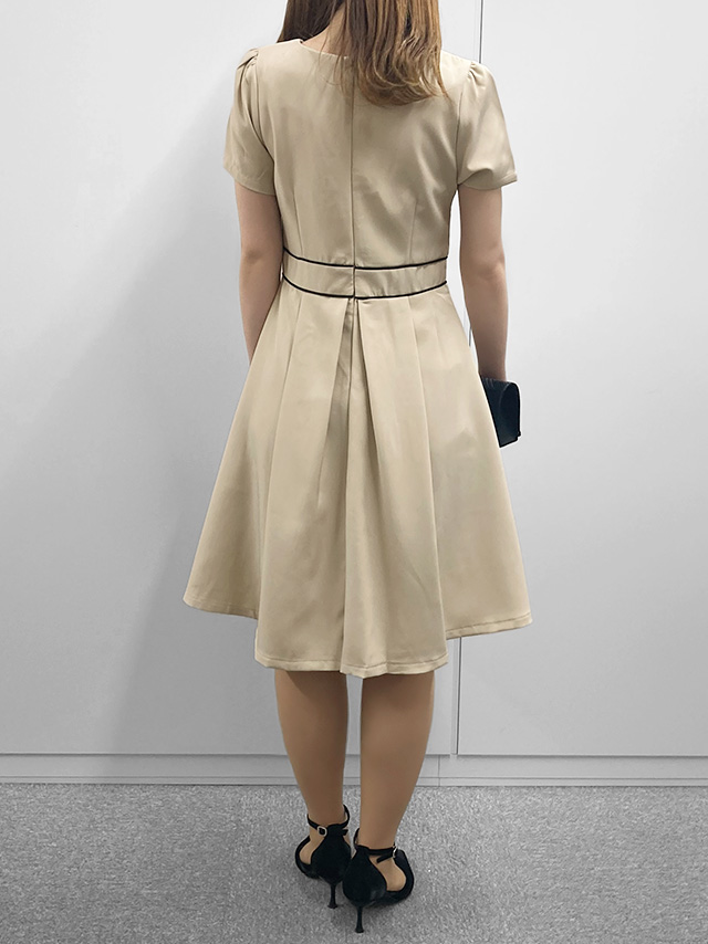 159cmスタッフMizuが着用するワンピーススーツセットアップパイピングデザインセレモニースーツ(アイボリー)のジャケットなしバック画像