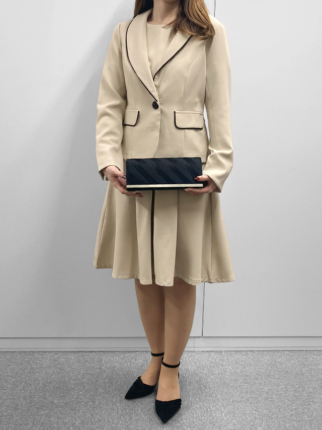 159cmスタッフAが着用するパイピングクラシカルワンピースセレモニースーツ(アイボリー)のフロント画像