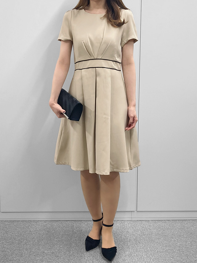 159cmスタッフMizuが着用するワンピーススーツセットアップパイピングデザインセレモニースーツ(アイボリー)のジャケットなしフロント画像