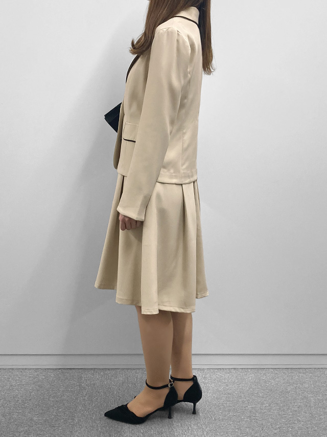 159cmスタッフAが着用するパイピングクラシカルワンピースセレモニースーツ(アイボリー)のサイド画像