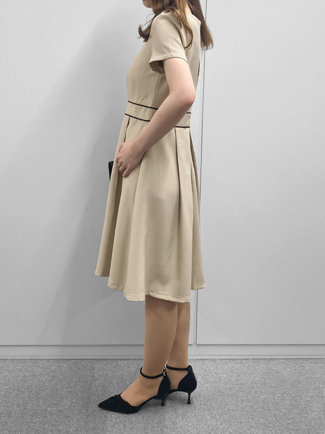 159cmスタッフMizuが着用するワンピーススーツセットアップパイピングデザインセレモニースーツ(アイボリー)のジャケットなしサイド画像