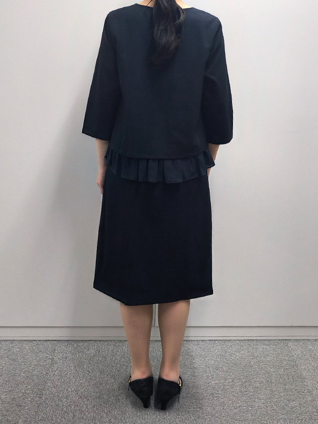 164cmスタッフkanaが着用するノーカラージャケット裾フリルトップス膝丈スカート3点セットアップセレモニースーツ(ネイビー)のジャケットなしバック画像