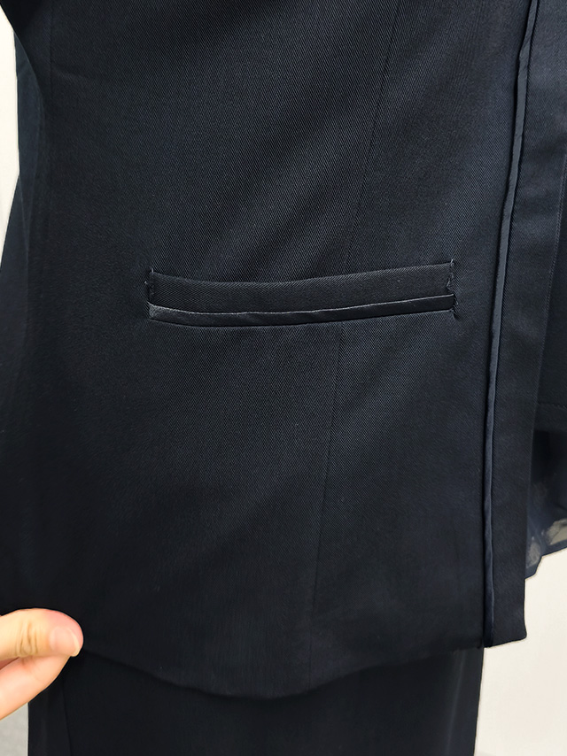 164cmスタッフkanaが着用するノーカラージャケット裾フリルトップス膝丈スカート3点セットアップセレモニースーツ(ネイビー)のディティール画像