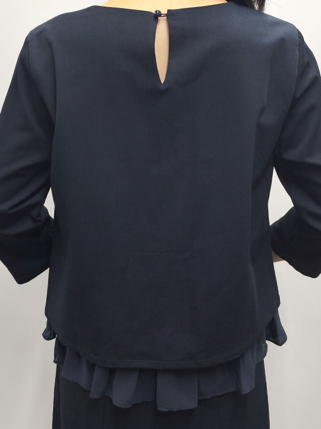 164cmスタッフkanaが着用するノーカラージャケット裾フリルトップス膝丈スカート3点セットアップセレモニースーツ(ネイビー)のジャケットなしディティール画像
