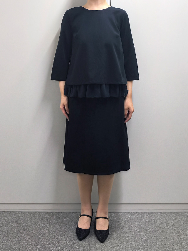 164cmスタッフkanaが着用するノーカラージャケット裾フリルトップス膝丈スカート3点セットアップセレモニースーツ(ネイビー)のジャケットなしフロント画像1