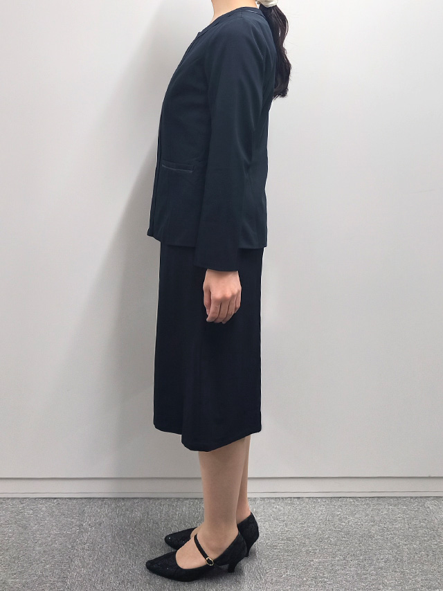 164cmスタッフkanaが着用するノーカラージャケット裾フリルトップス膝丈スカート3点セットアップセレモニースーツ(ネイビー)のサイド画像