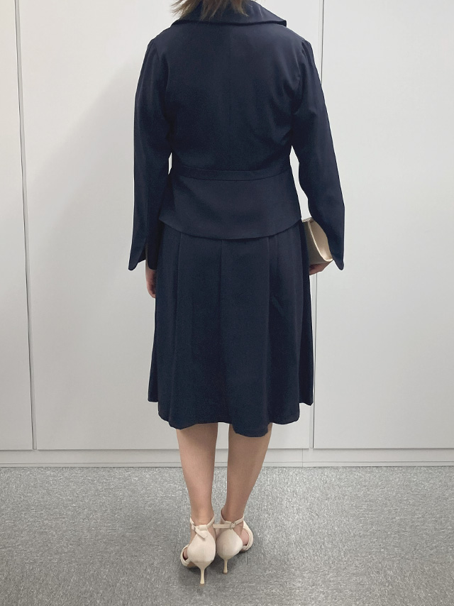 159cmスタッフRinが着用するリボン付きジャケットセットタックワンピースセレモニースーツ(ネイビー)のバック画像