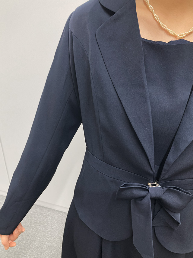 159cmスタッフRinが着用するリボン付きジャケットセットタックワンピースセレモニースーツ(ネイビー)のディティール 胸元アップ画像