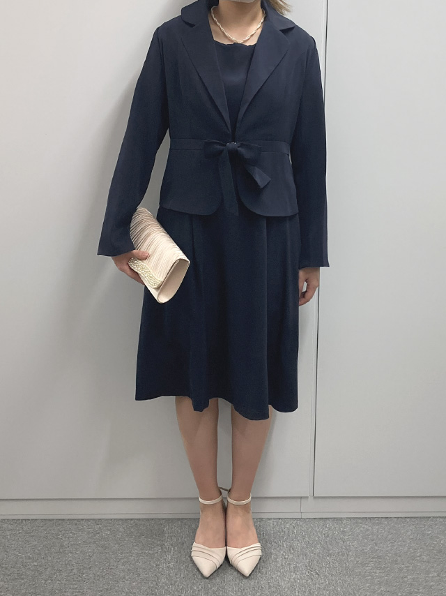 159cmスタッフRinが着用するリボン付きジャケットセットタックワンピースセレモニースーツ(ネイビー)のフロント画像