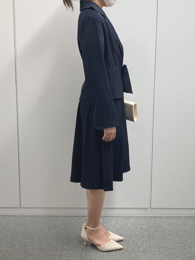 159cmスタッフRinが着用するリボン付きジャケットセットタックワンピースセレモニースーツ(ネイビー)のサイド画像