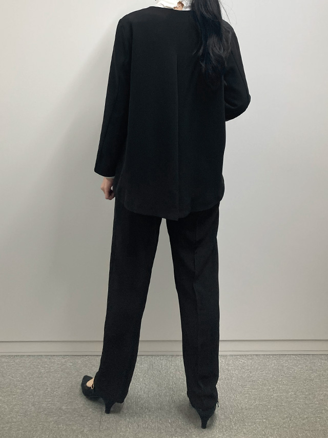 身長164cmスタッフKが着用するノーカラージャケット＆ストレートパンツセットアップスーツ(ブラック)のバック画像