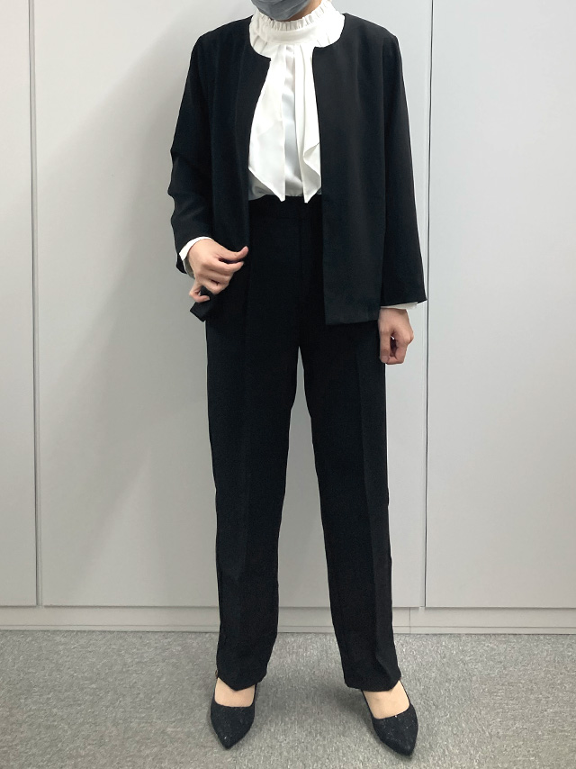 身長164cmスタッフKが着用するノーカラージャケット＆ストレートパンツセットアップスーツ(ブラック)のフロント画像