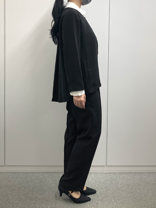 身長164cmスタッフKが着用するノーカラージャケット＆ストレートパンツセットアップスーツ(ブラック)のサイド画像