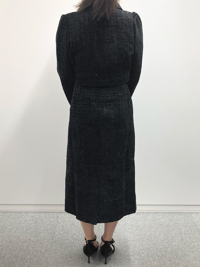 159cmスタッフRが着用するダブルボタンショートジャケットツイードセレモニースーツ(ブラック)のバック画像