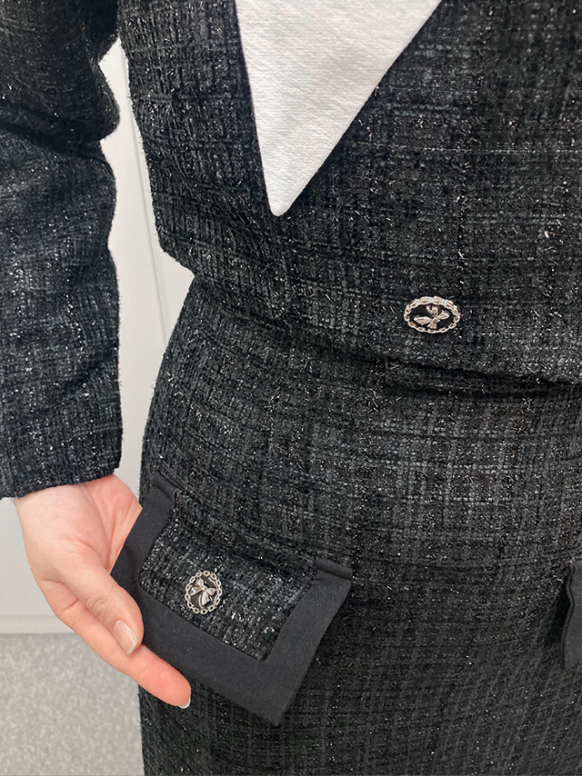 159cmスタッフRが着用するダブルボタンショートジャケットツイードセレモニースーツ(ブラック)のディティール ボタン飾りアップ画像