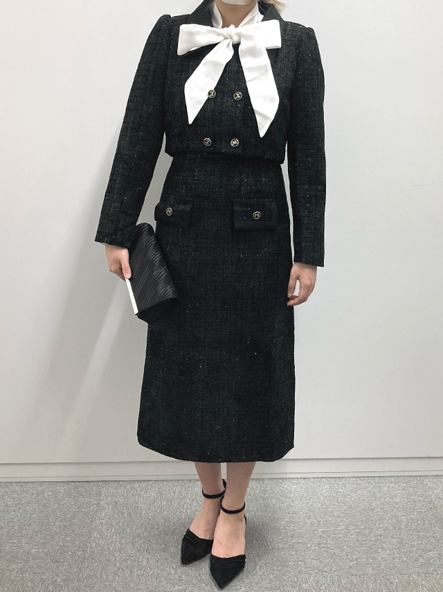 159cmスタッフRが着用するダブルボタンショートジャケットツイードセレモニースーツ(ブラック)のフロント画像