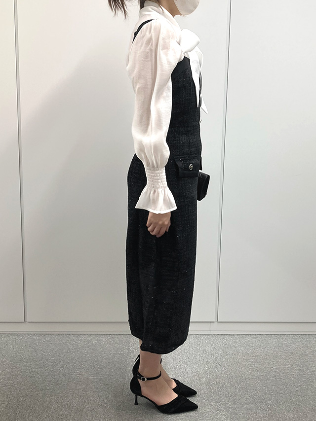 159cmスタッフRが着用するダブルボタンショートジャケットツイードセレモニースーツ(ブラック)のジャケットなしサイド画像