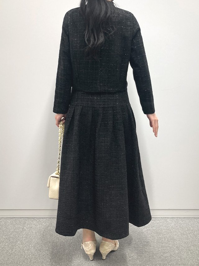 164cmスタッフkanaが着用するパールボタンショート丈ジャケット×ロングスカートセレモニースーツ(ブラック)のバック画像