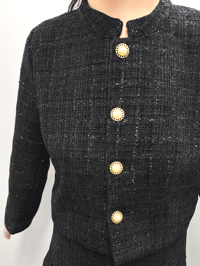 164cmスタッフkanaが着用するパールボタンショート丈ジャケット×ロングスカートセレモニースーツ(ブラック)のディティール 胸元アップ画像