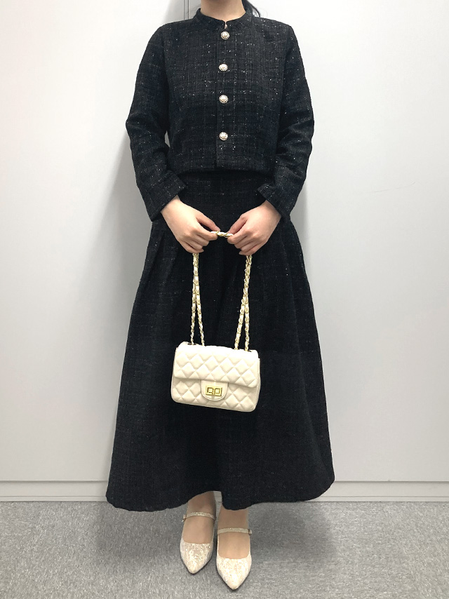 164cmスタッフkanaが着用するパールボタンショート丈ジャケット×ロングスカートセレモニースーツ(ブラック)のフロント画像