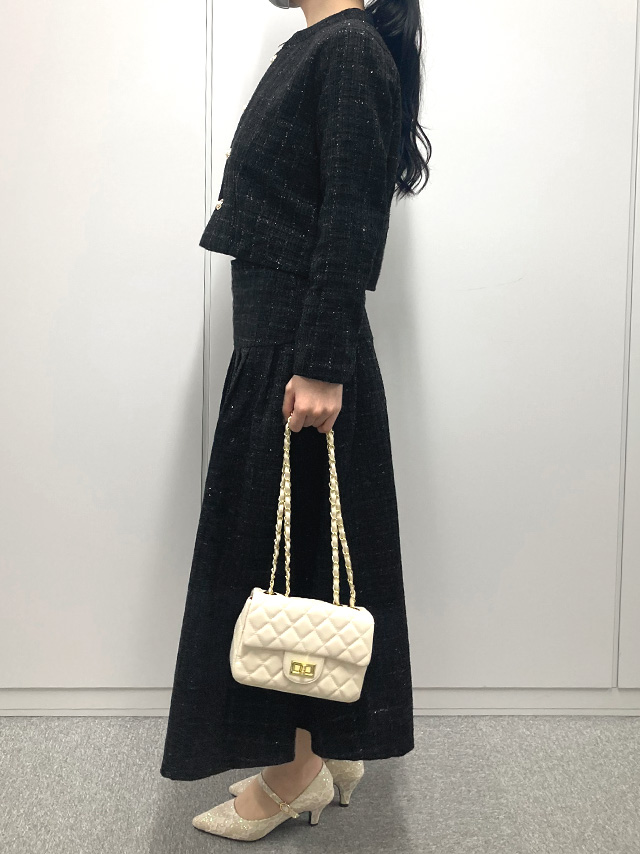 164cmスタッフkanaが着用するパールボタンショート丈ジャケット×ロングスカートセレモニースーツ(ブラック)のサイド画像