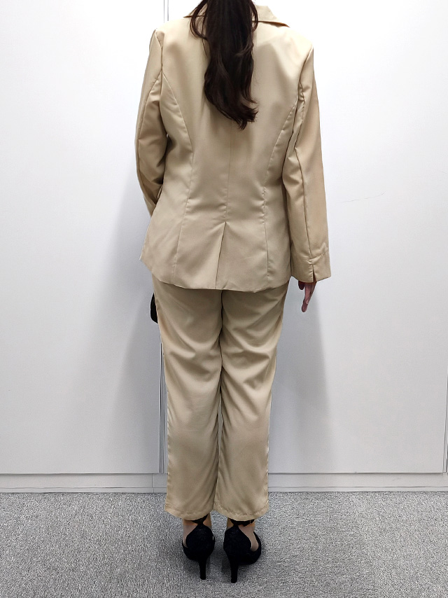 164cmスタッフkanaが着用するノースリーブボタンベスト付きロングジャケットパンツ3点セットセレモニースーツ(アイボリー)のバック画像