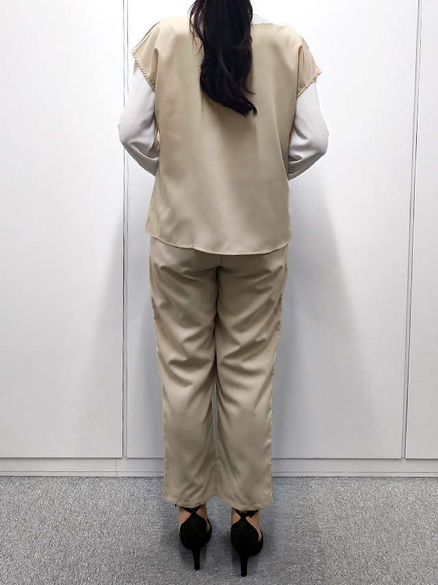 164cmスタッフkanaが着用するノースリーブボタンベスト付きロングジャケットパンツ3点セットセレモニースーツ(アイボリー)のジャケットなし バック画像