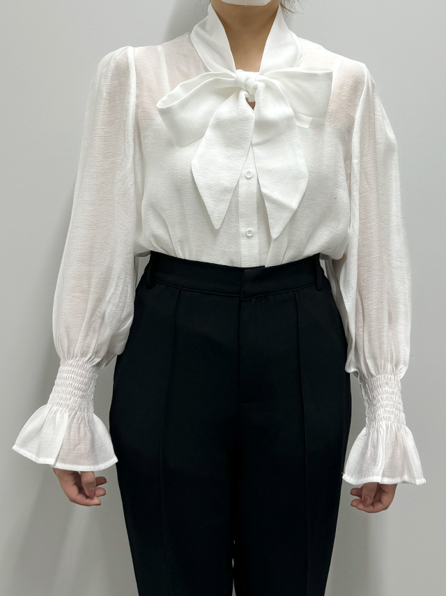 159cmスタッフRが着用するリボンタイ付きシフォンフリルシアーブラウス(ホワイト)のフロント画像