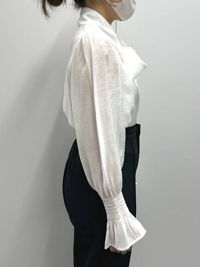 159cmスタッフRが着用するリボンタイ付きシフォンフリルシアーブラウス(ホワイト)のサイド画像