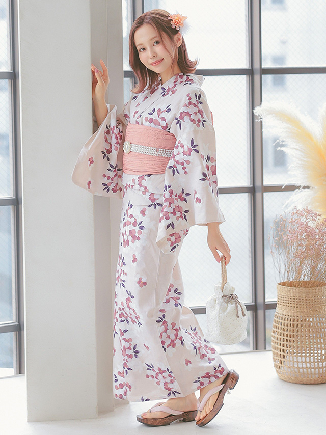 山桜柄フェミニンクリーム上品ゆかた3点セットのサイド全身
