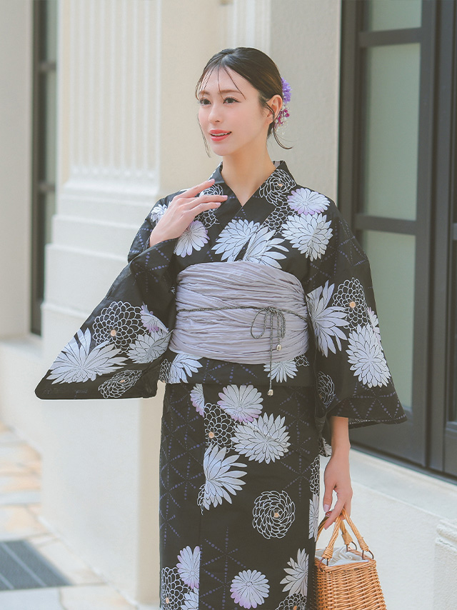 気品漂う菊模様大人レトロな黒浴衣3点セットのイメージ画像3