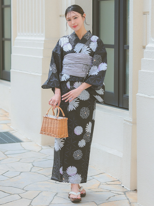気品漂う菊模様大人レトロな黒浴衣3点セットのフロント全身