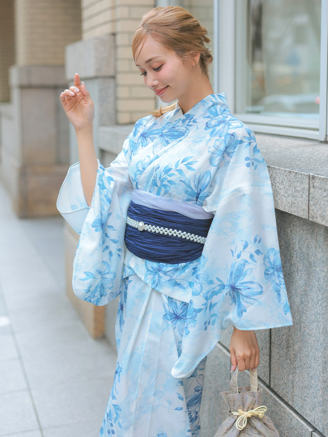白地に水彩ブルーガーリー花柄 ネイビー兵児帯2wayワンピース浴衣3点セットのイメージ画像4