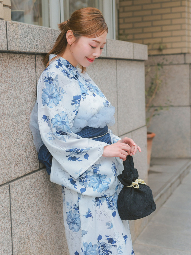 白地に水彩ブルー花柄フェミニン2wayワンピース浴衣3点セットのイメージ画像2