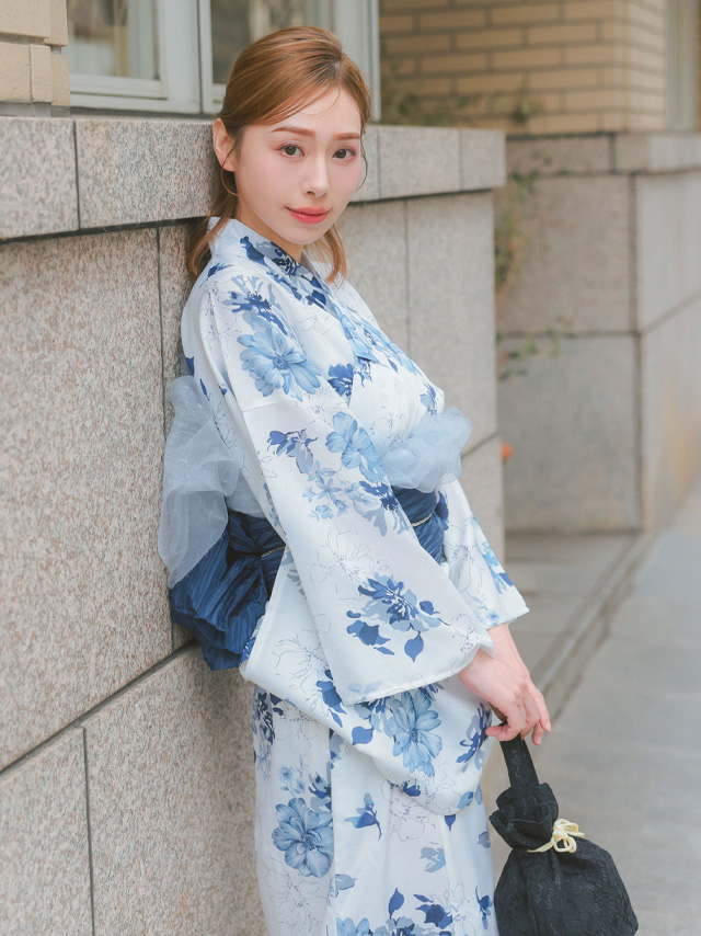 白地に水彩ブルー花柄フェミニン2wayワンピース浴衣3点セットのイメージ画像4