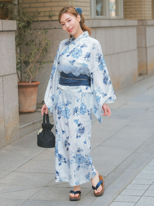 白地に水彩ブルー花柄フェミニン2wayワンピース浴衣3点セットのフロント画像