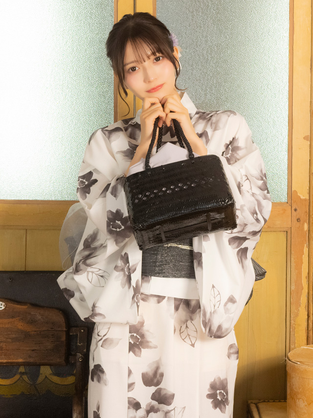 白地に水彩フラワー黒白モノトーン古典レトロ2wayワンピース浴衣3点セットのイメージ画像2