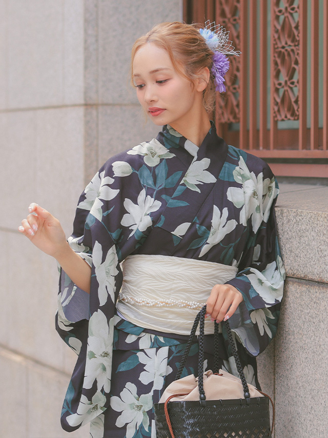 白地に水彩ブルー花柄フェミニン2wayワンピース浴衣3点セットのイメージ画像2