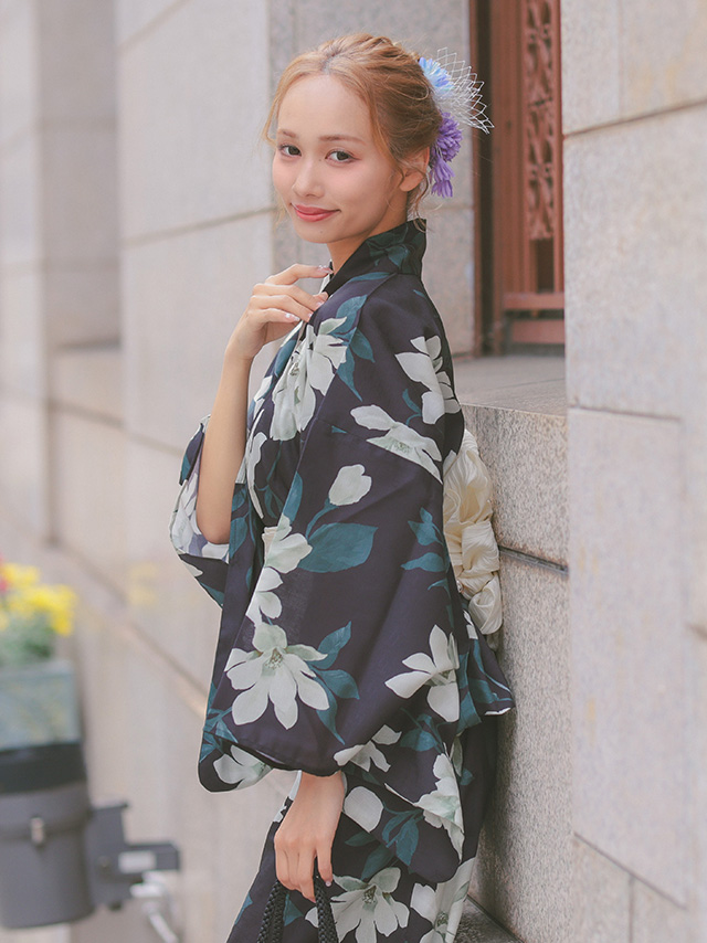 白地に水彩ブルー花柄フェミニン2wayワンピース浴衣3点セットのイメージ画像4