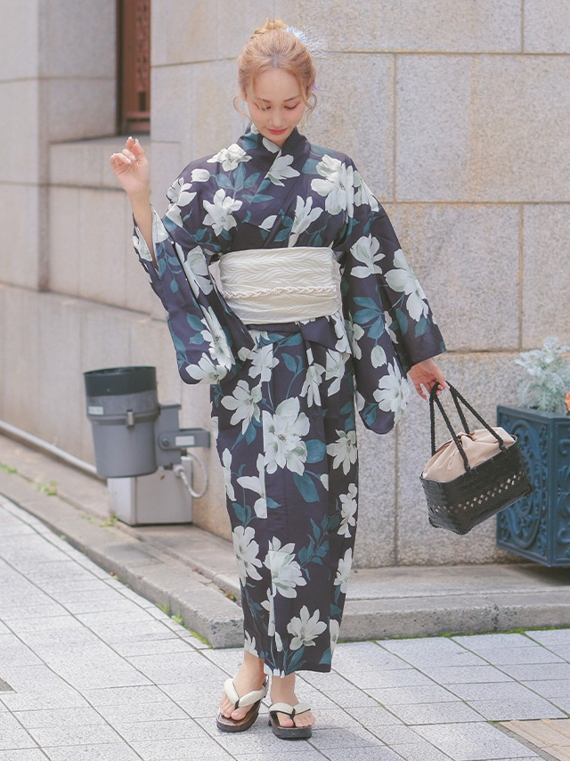 白地に水彩ブルー花柄フェミニン2wayワンピース浴衣3点セットのフロント画像