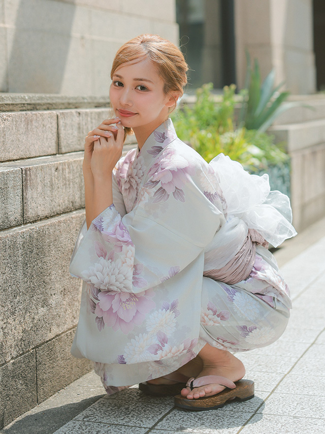 ベージュ生地に菊と牡丹柄くすみピンクガーリー2wayワンピース浴衣3点セットのイメージ画像3