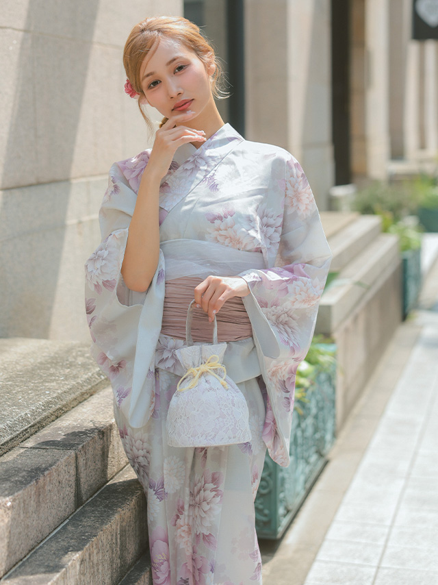 ベージュ生地に菊と牡丹柄くすみピンクガーリー2wayワンピース浴衣3点セットのイメージ画像4