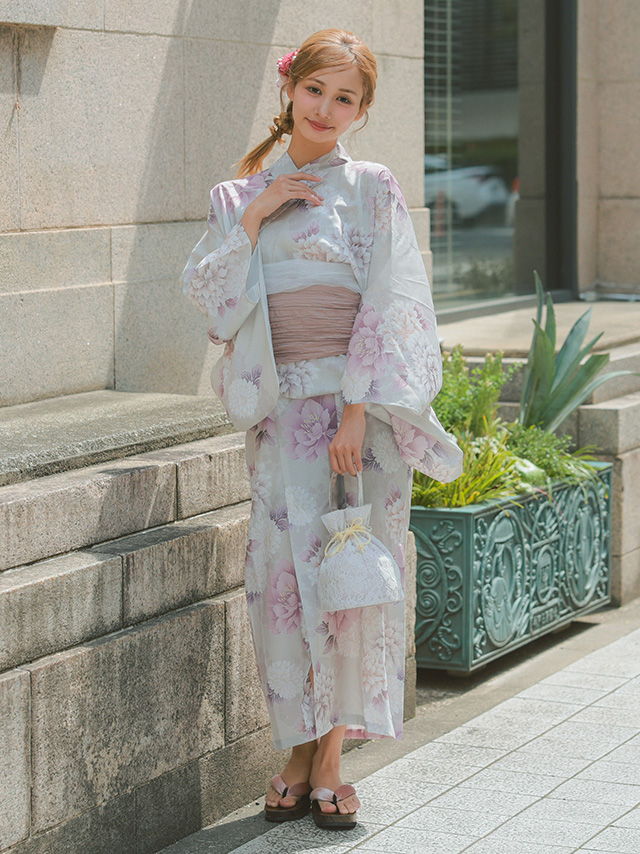 ベージュ生地に菊と牡丹柄くすみピンクガーリー2wayワンピース浴衣3点セットのフロント画像