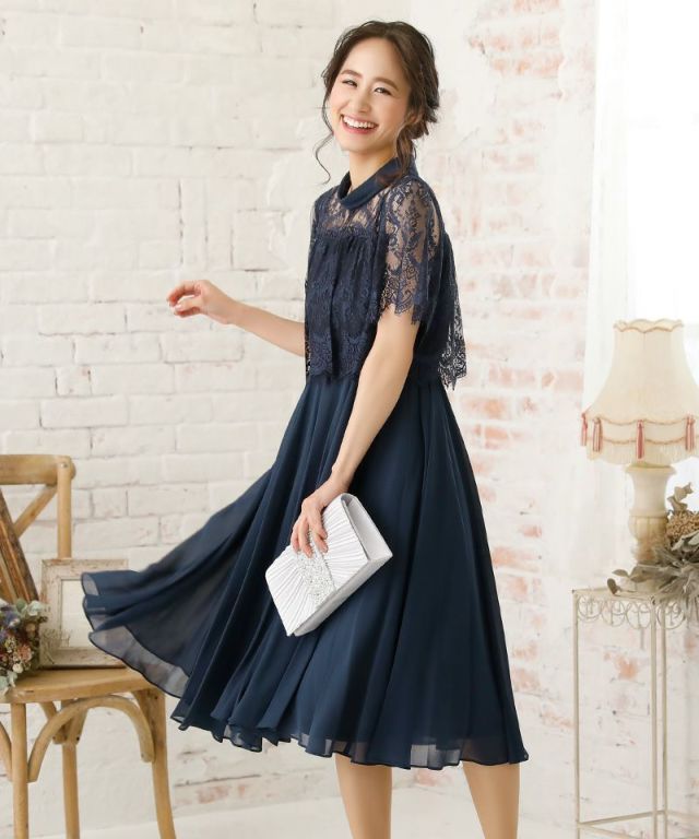 レース衣装の美しいドール 茶色の髪
