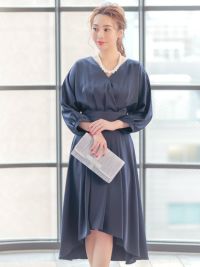 【関税込み】GUIZIO ベージュ リボン ミディアムワンピース OUTLET】背面リボンVネックワンピース | おしゃれな大人