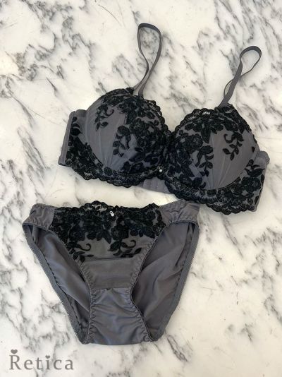 限界価格♡新品タグ付き✨BEARDSLEY✨チュール袖プルオーバー　ブラック 人気刺繍の新作が登場！》裾刺繍チュニックカットソー